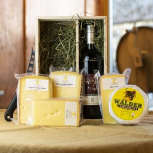 Käse Wein Genuss Klein mit Rotwein